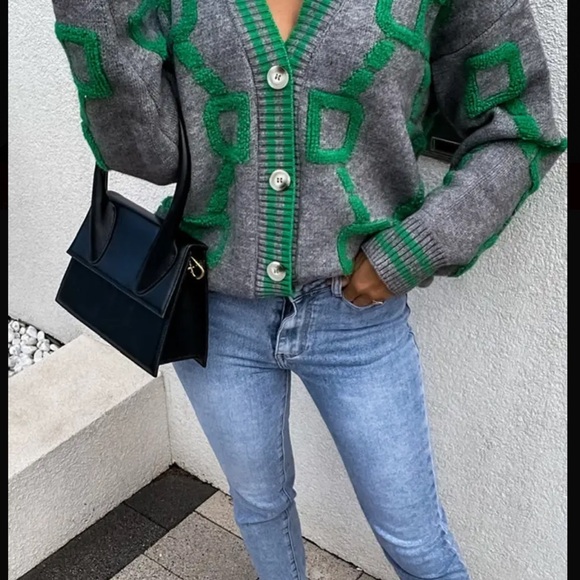 Chic Womens Boyfriend High Contrast Knit Cardigan - V-Neck Button Up Design - Picture 8 of 9